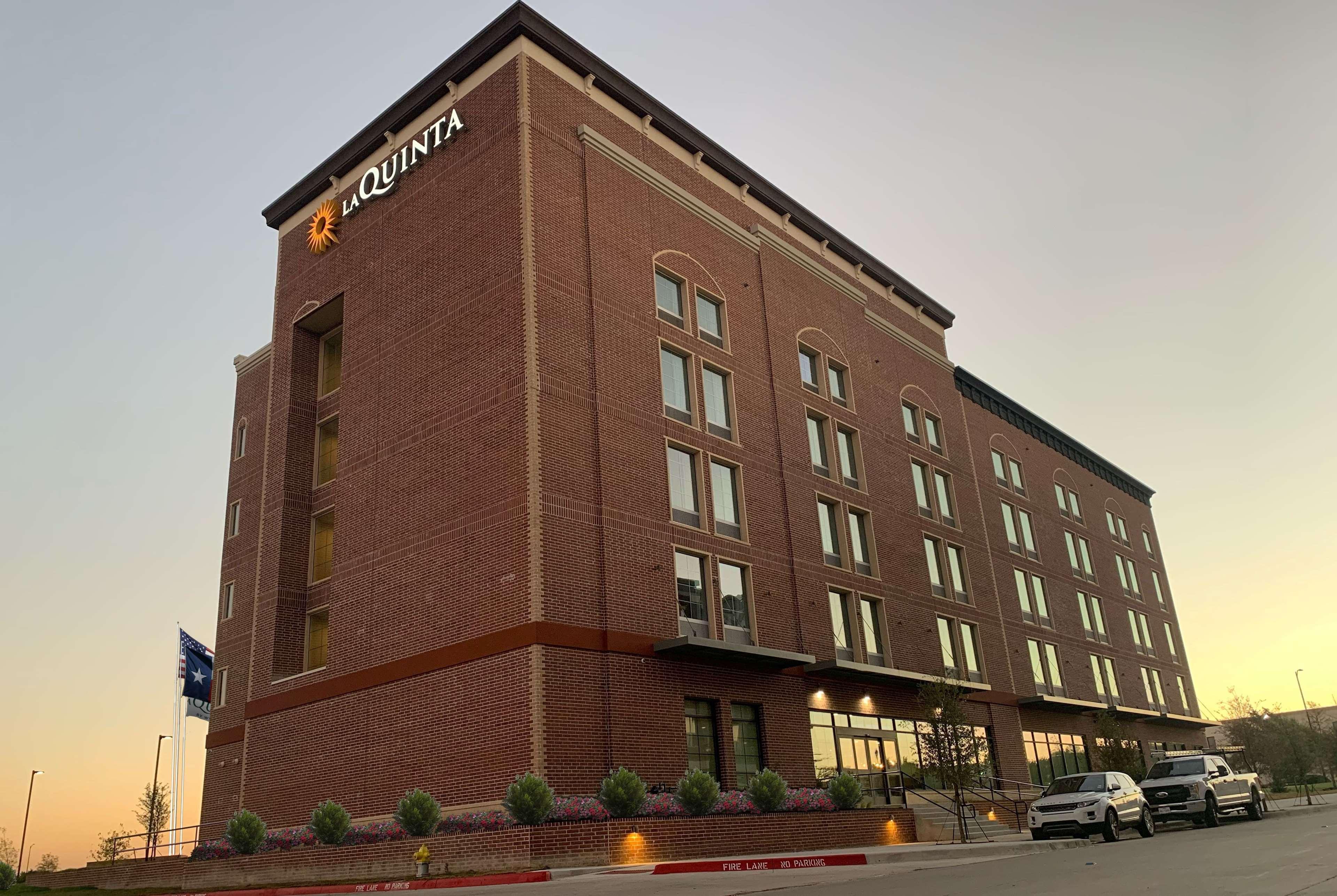 La Quinta Inn & Suites By Wyndham Dallas - Frisco Stadium Eksteriør bilde