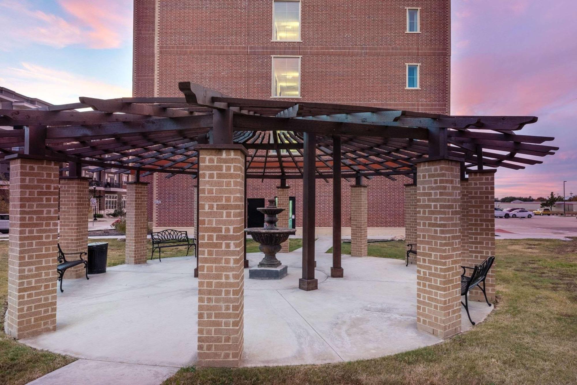 La Quinta Inn & Suites By Wyndham Dallas - Frisco Stadium Eksteriør bilde